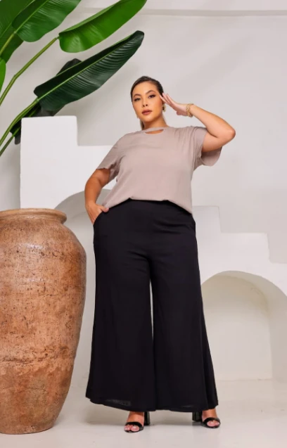 Blusa Básica com Recorte no Decote