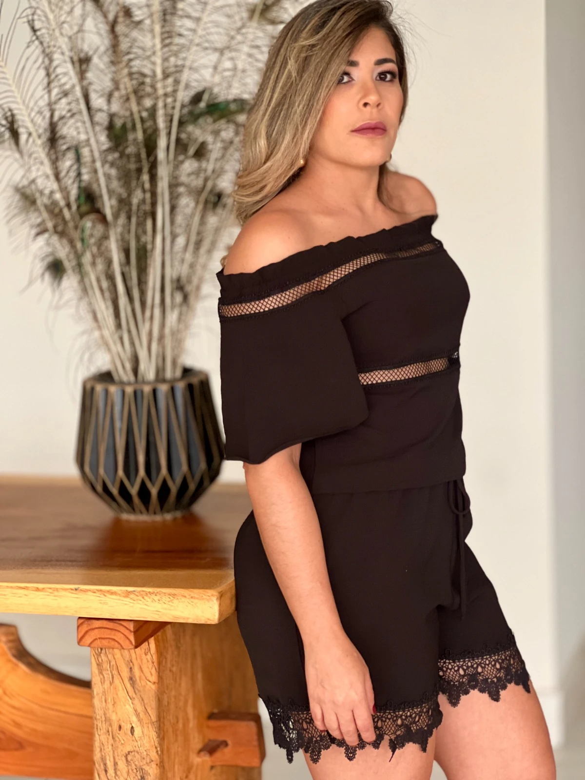 Macaquinho Ombro a Ombro com Renda