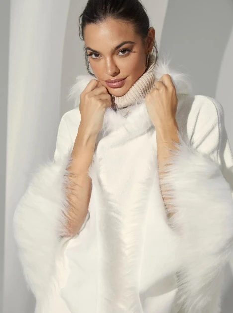 Poncho com Colar de Pêlos